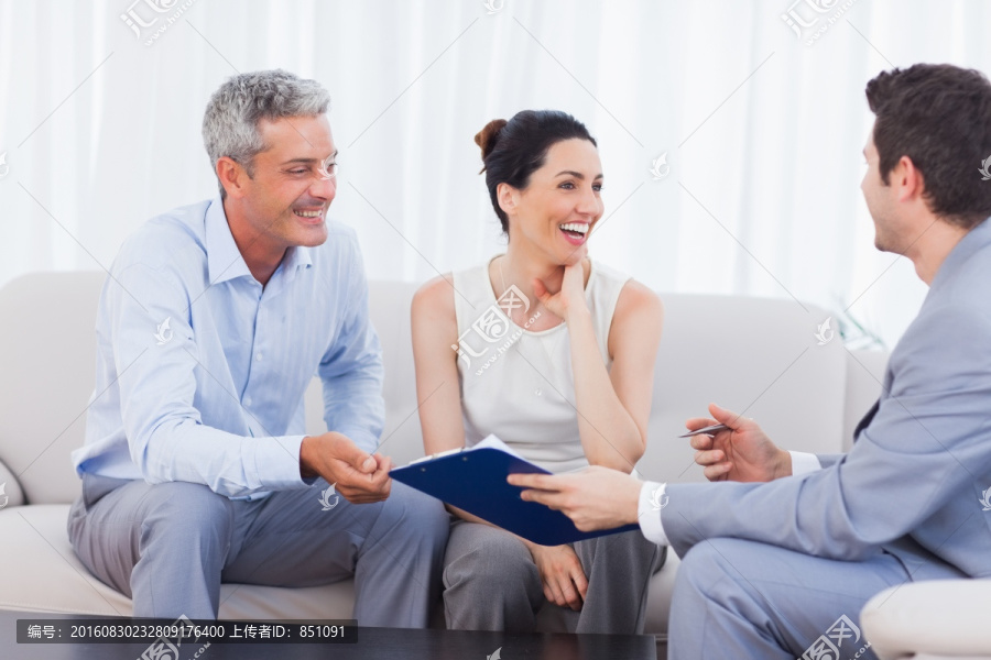 推销员和客户在一起在沙发上聊天
