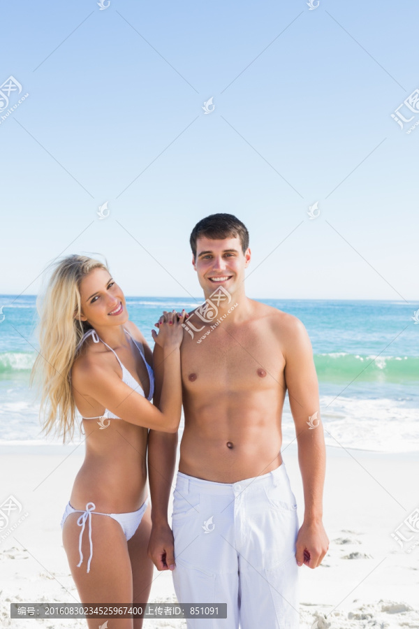 在沙滩上微笑的夫妇