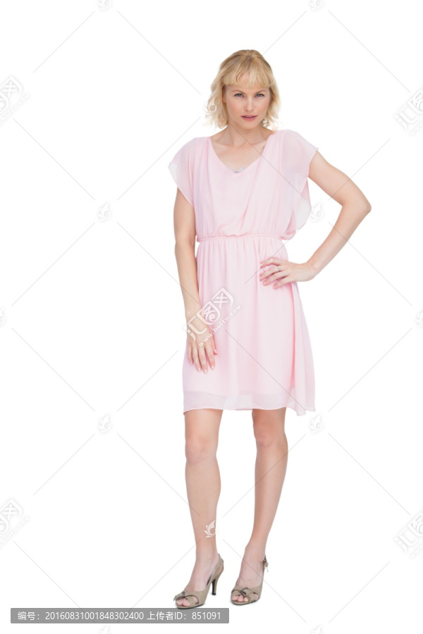 单手叉腰的女人