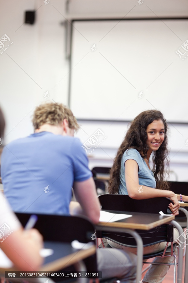 微笑的女学生在教室里