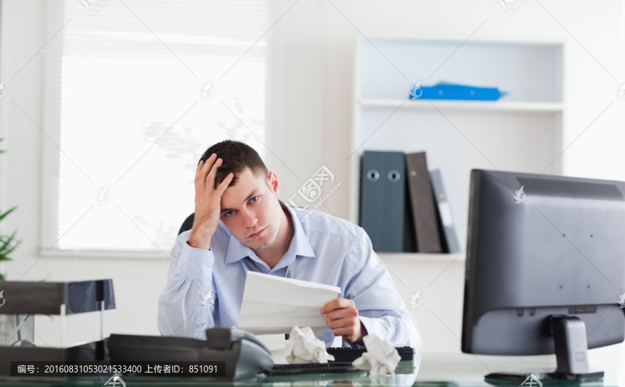 商人用手托头看账目