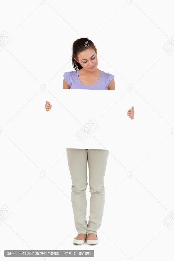 年轻女性拿着空白面板