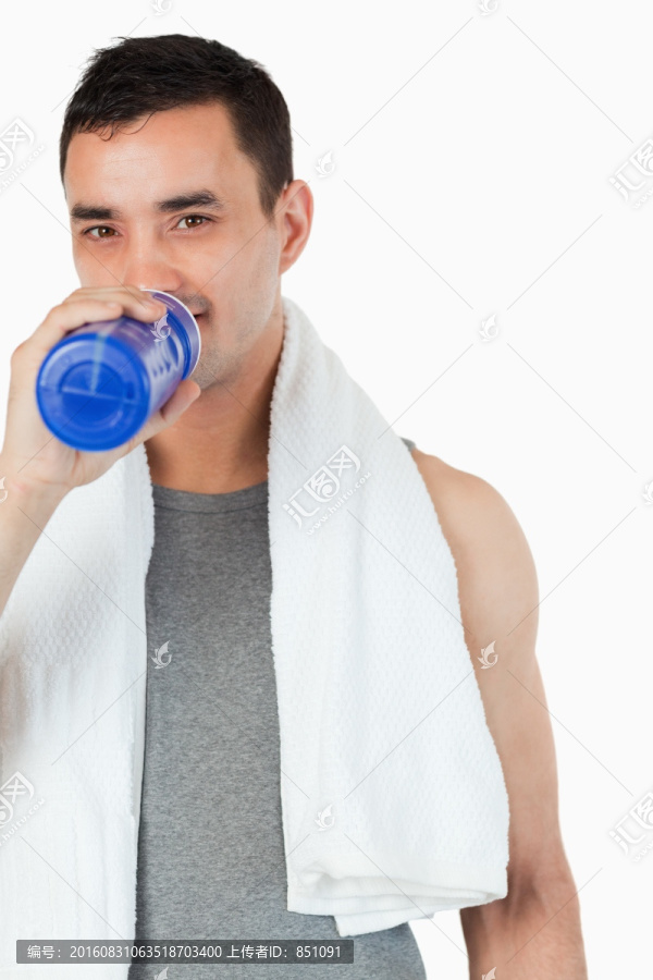 年轻男子训练后喝水