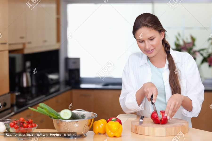 女人在厨房切胡椒