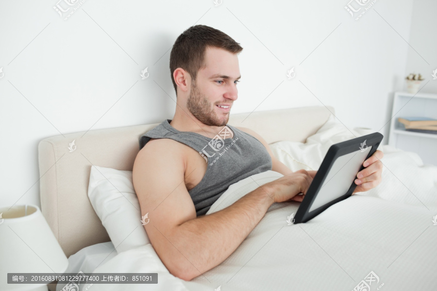 年轻人在卧室里使用平板电脑