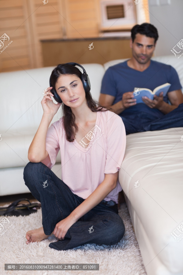一个女人在听音乐的时候
