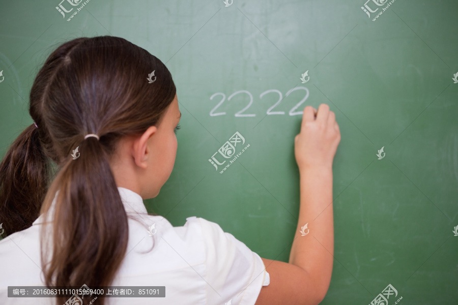 女孩在黑板上写字