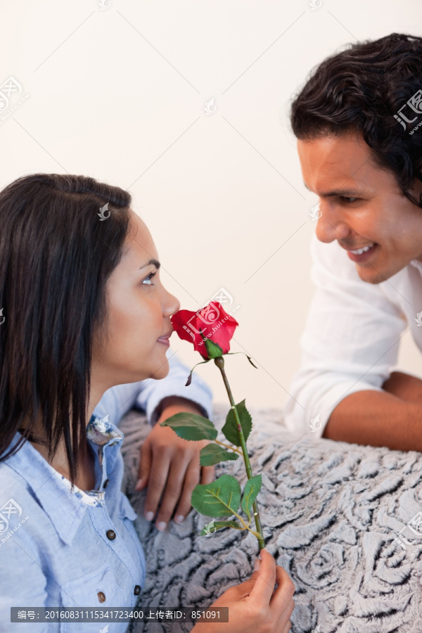 送女友玫瑰花的男人