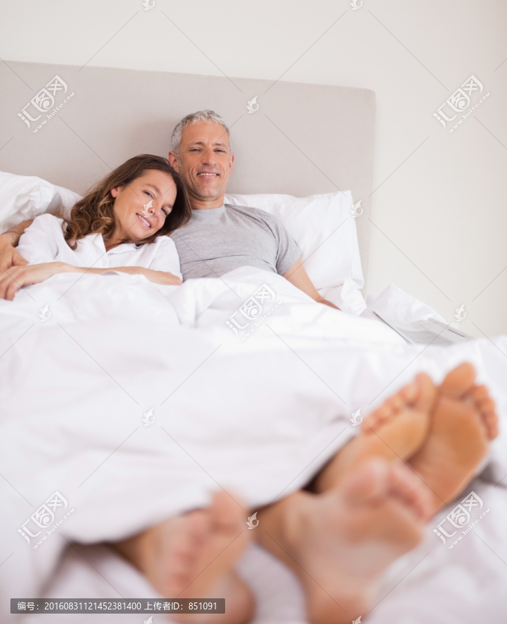 躺在床上的一对夫妇