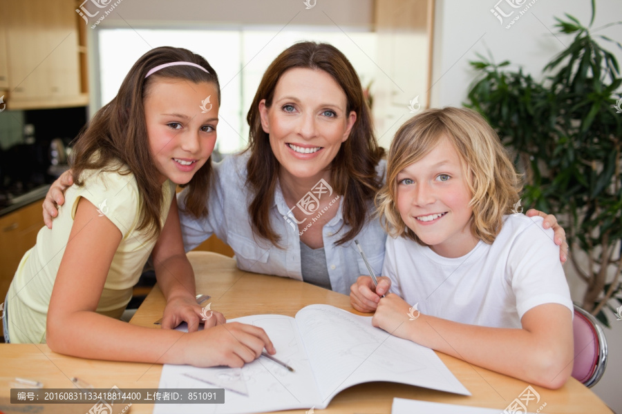 母亲帮助孩子做家庭作业