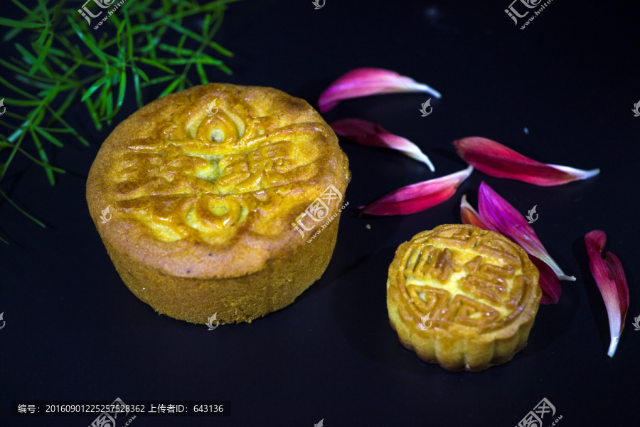 中秋的月饼与花瓣