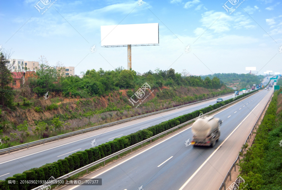 高速公路上的油罐车