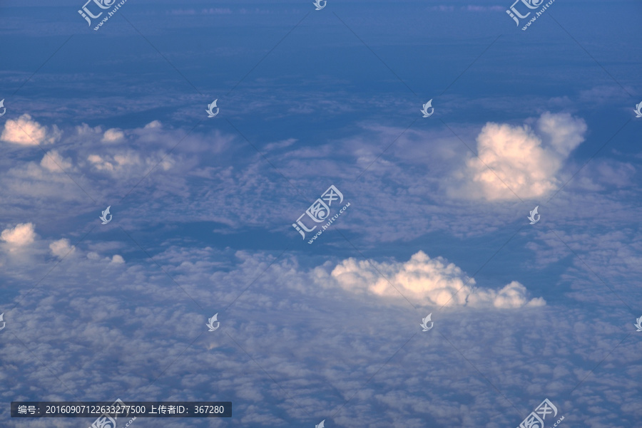 飞机上俯拍云海