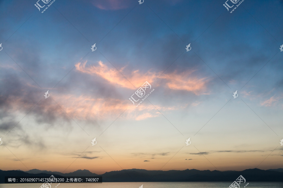 日出前的海和天空