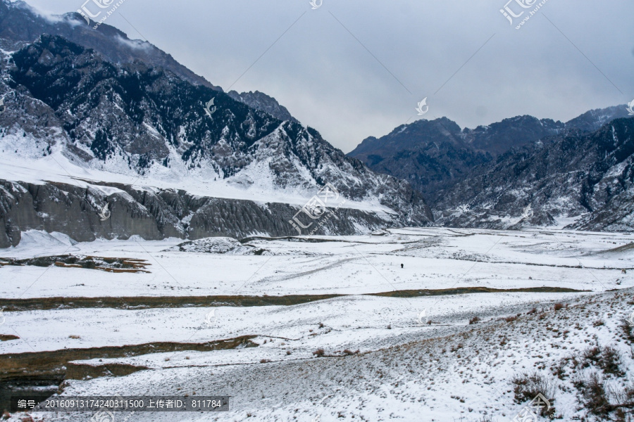 天山山脉积雪