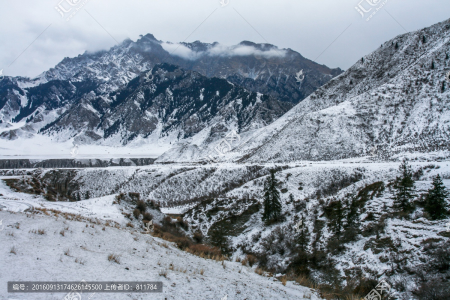 天山山脉积雪