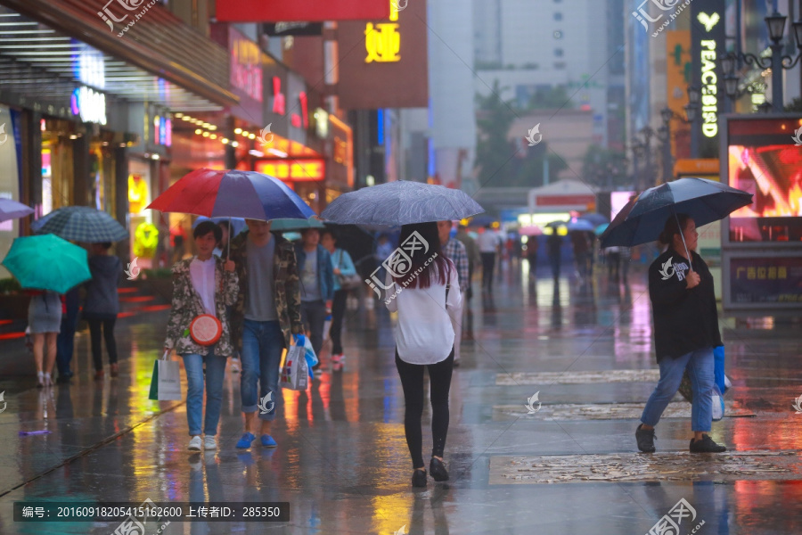 雨天行人