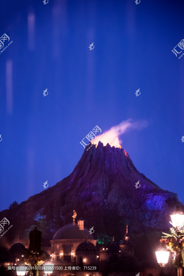 夜雨中的火山