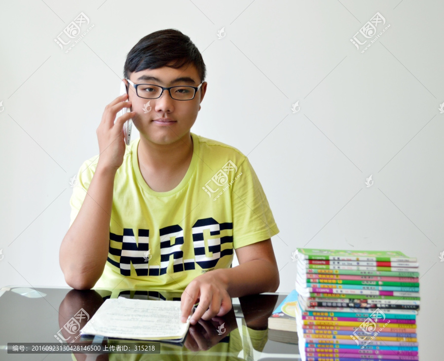 打电话的男孩