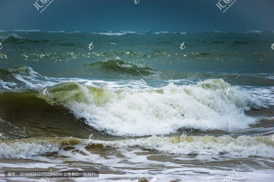 阴天下博鳌的海浪