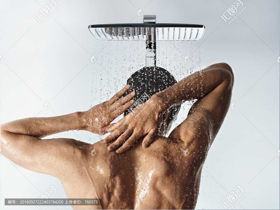 卫浴形象图之淋浴的男人