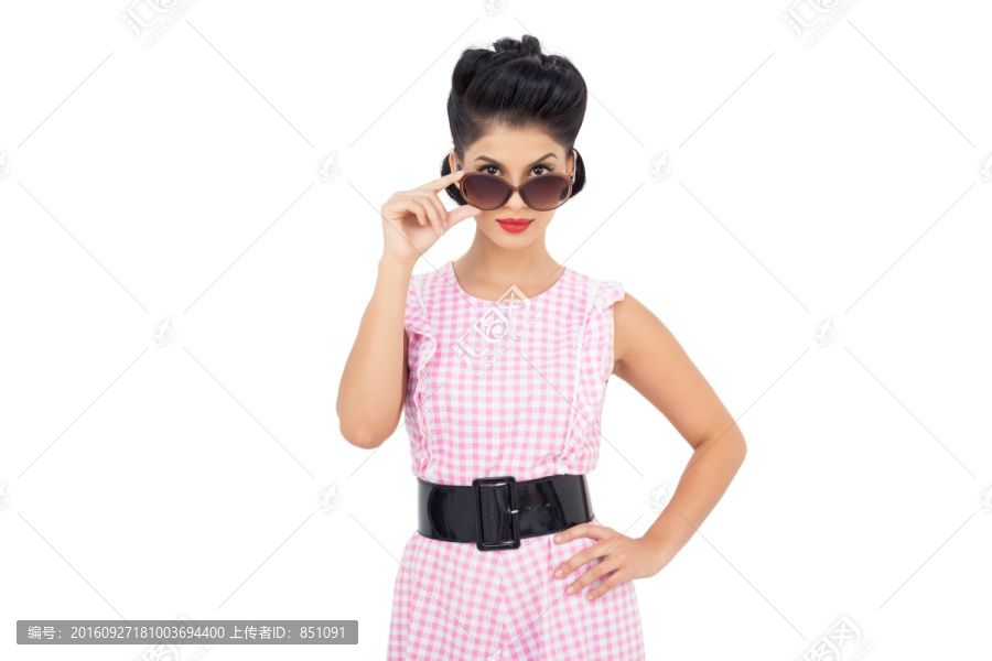 单手叉腰的女人