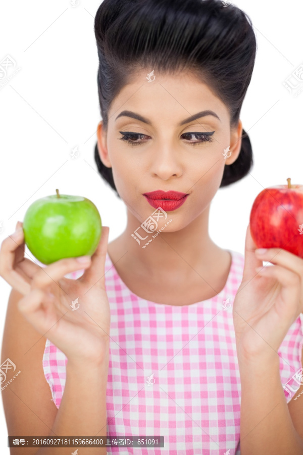 拿着苹果看着的女人