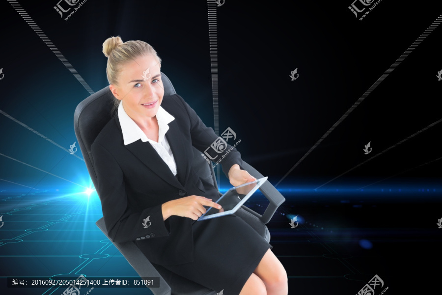 金发女商人坐在转椅上的复合图像