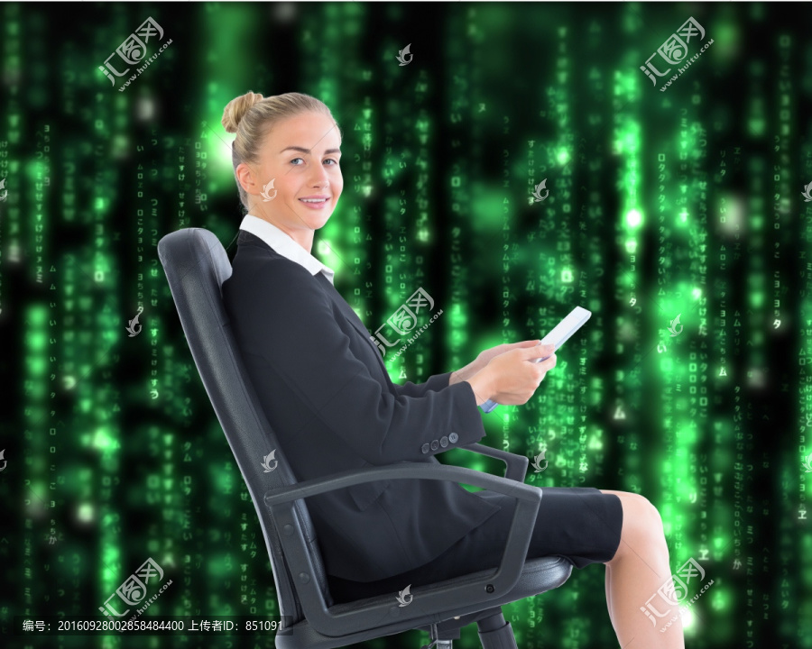 女商人坐在转椅上的复合图像