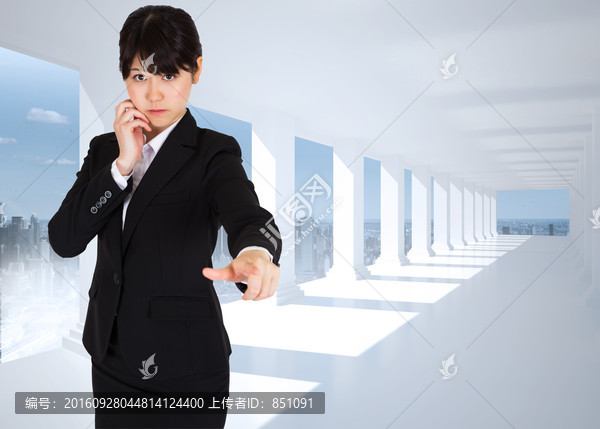 女商人严肃的指着复合图像