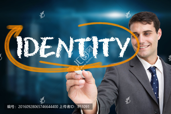 商人拿着笔书写的复合形象