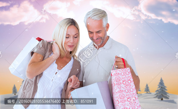 夫妇一起看着购物袋的复合形象