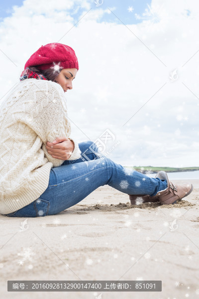 坐在沙滩上的女人