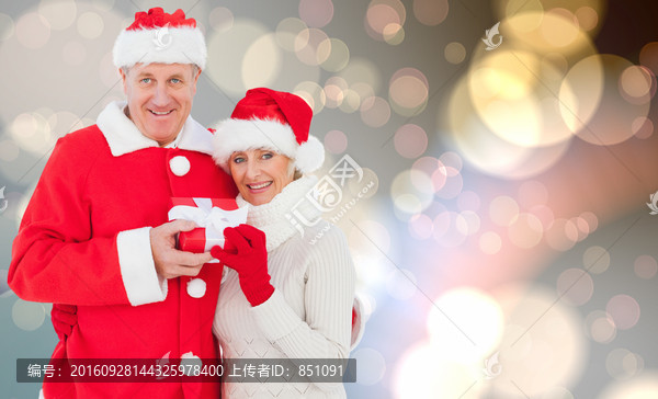夫妇微笑着拿着礼物的复合形象
