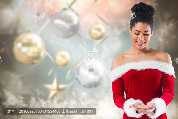 漂亮女人看着手掌的复合形象