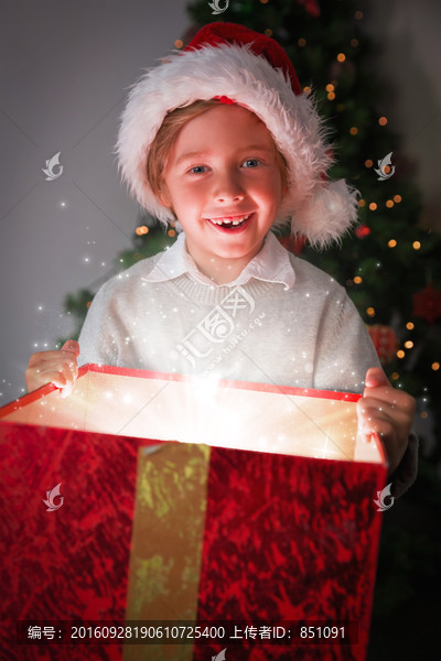 孩子打开他的圣诞礼物