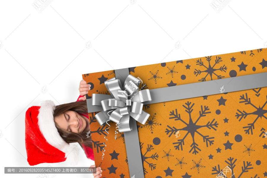 小女孩展示雪花包装圣诞卡