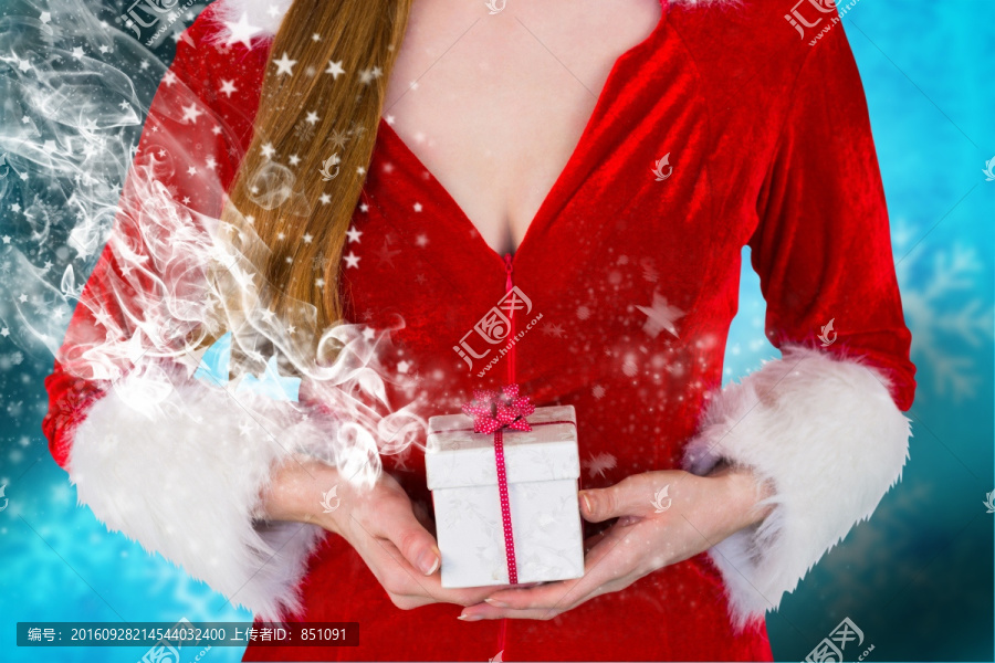 女人拿着圣诞礼物的复合形象