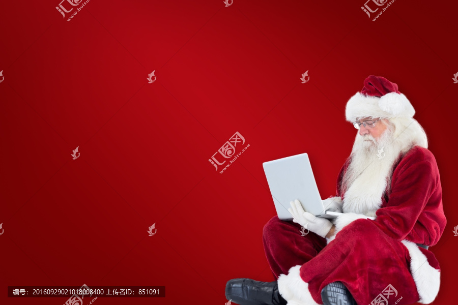 圣诞老人坐着玩电脑的复合形象