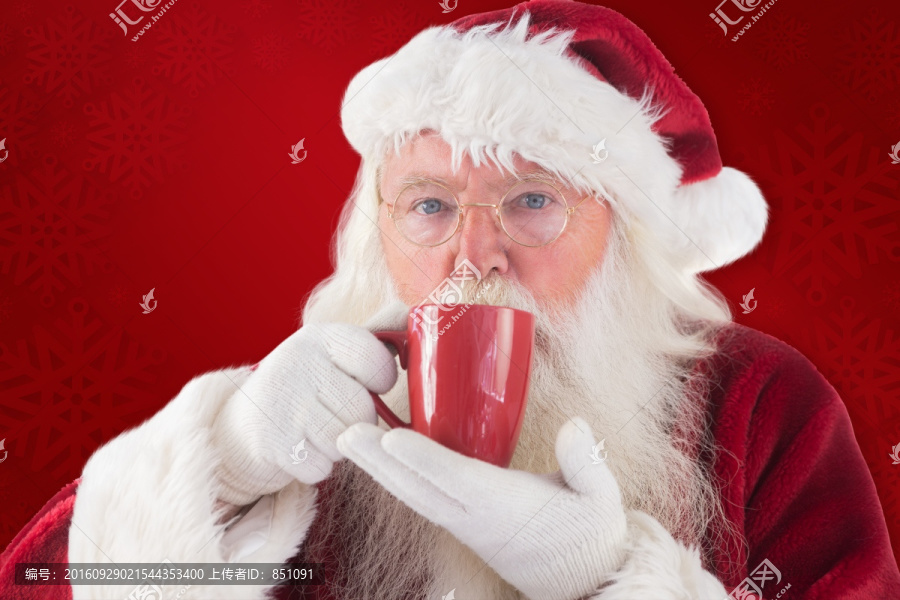 圣诞老人喝着咖啡的复合形象