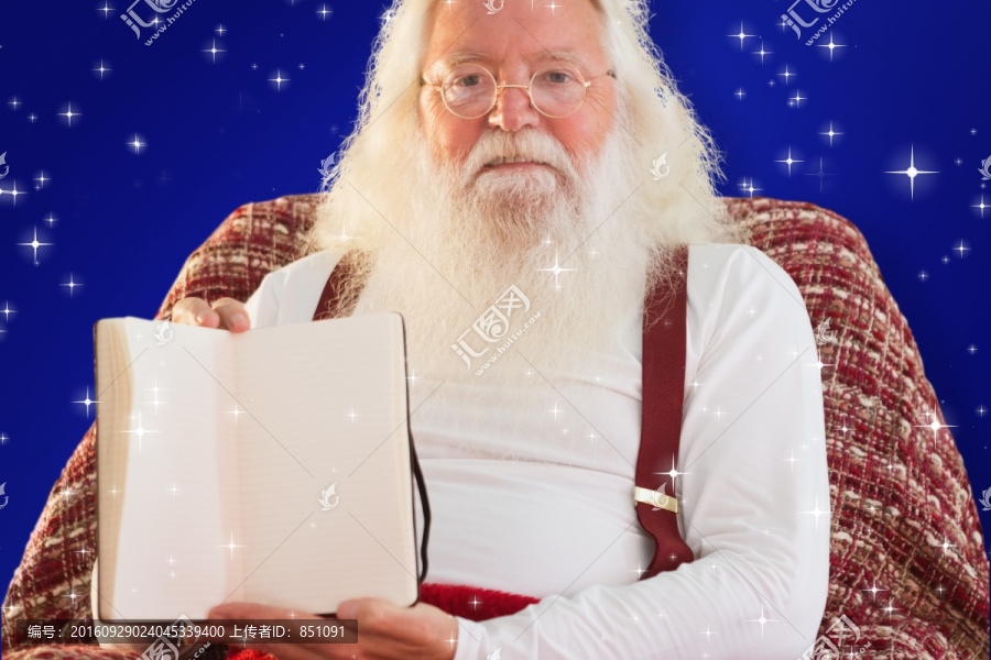 圣诞老人展示一本书