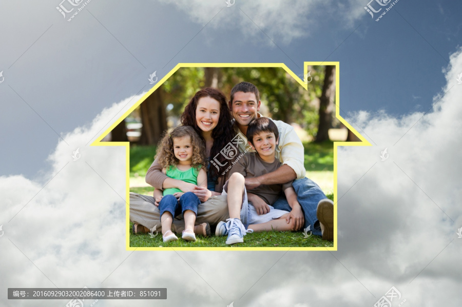 一家人微笑着看着镜头的复合形象