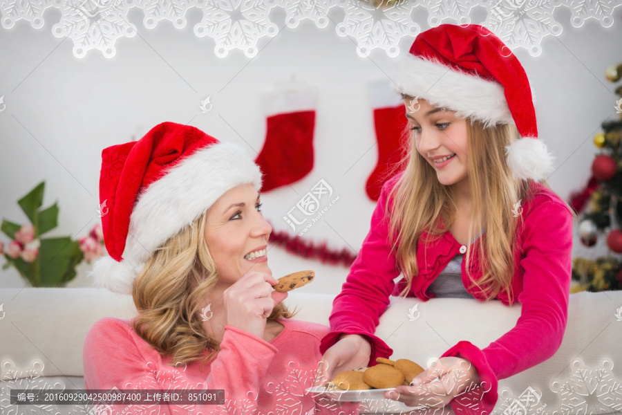 圣诞节女儿给母亲吃饼干