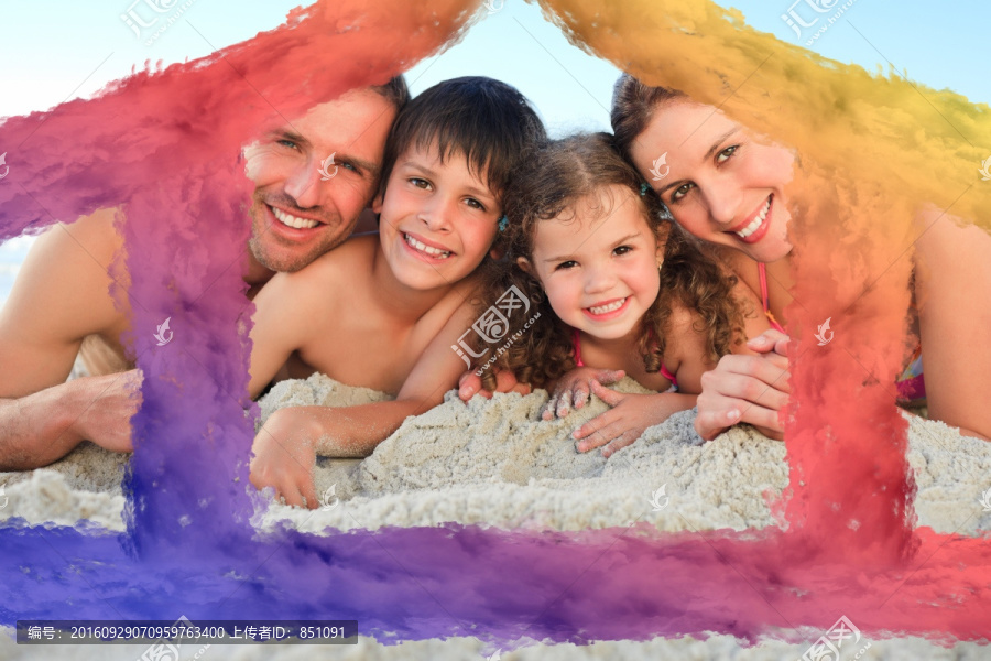 一家人趴在沙滩上微笑的复合形象