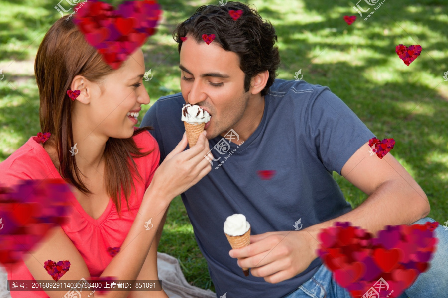 女人喂男人吃冰淇淋的复合形象