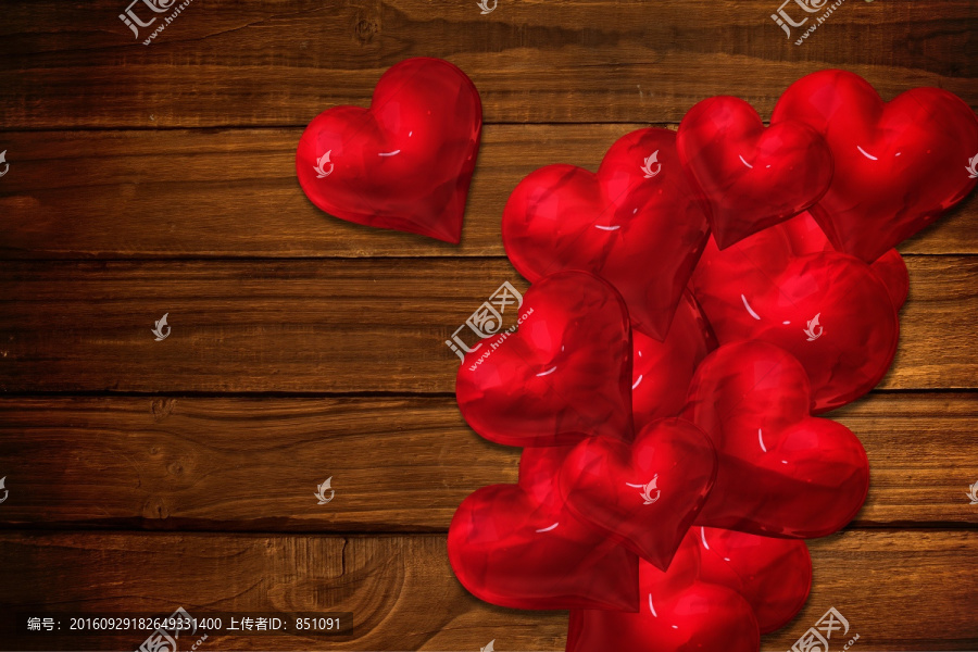 红色的爱的心在木板上