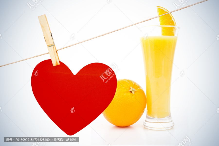 心挂着喝一旁的一杯橙汁
