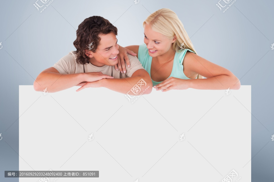夫妇看着白板的复合形象