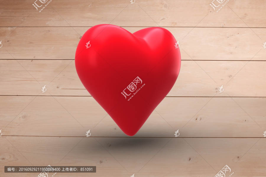 红色的心在木板上