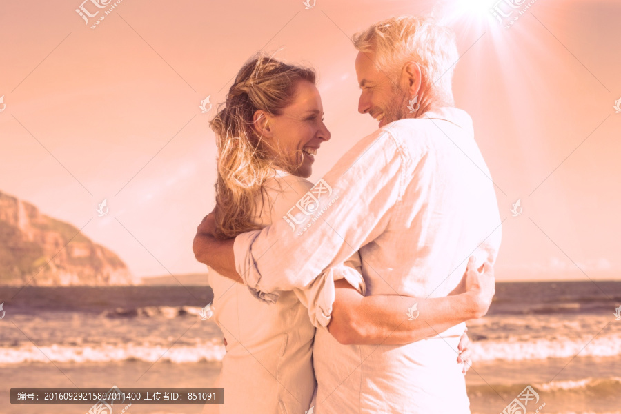 在沙滩上拥抱的夫妇